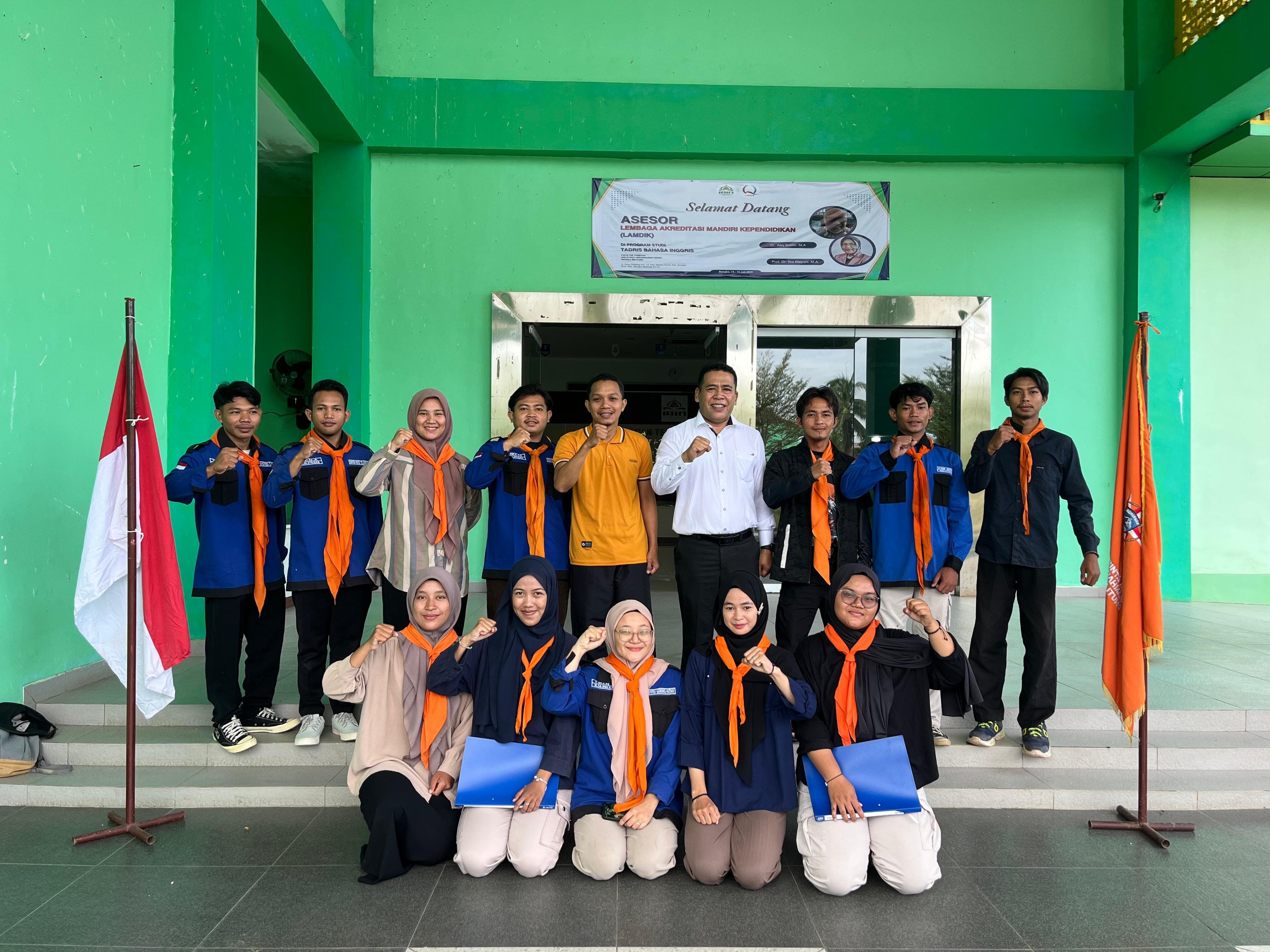 Rektor IAIN SAS Babel Resmi Melepas Keberangkatan Kegiatan Bakti Sosial dan Edukasi Kopassas