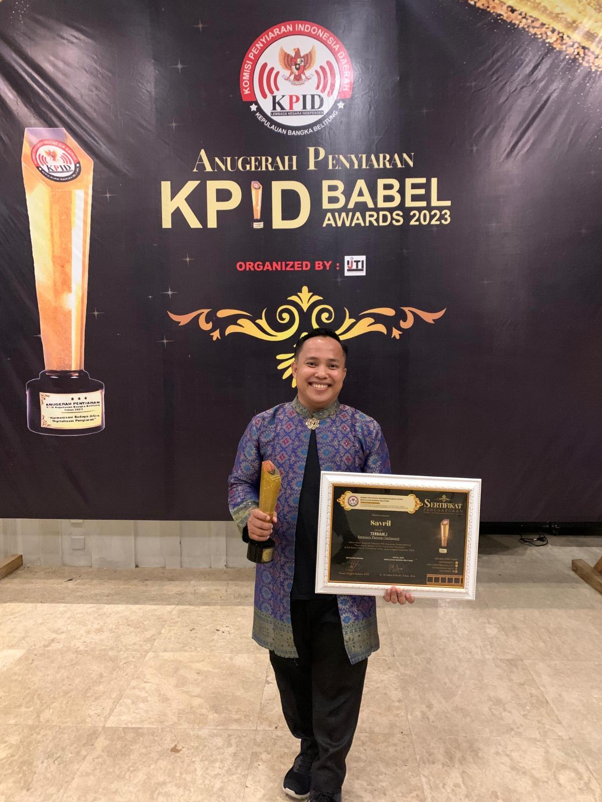 Safril Dosen IAIN SAS Babel Raih Penghargaan Penyiar Terfavorit KPID Award 2023