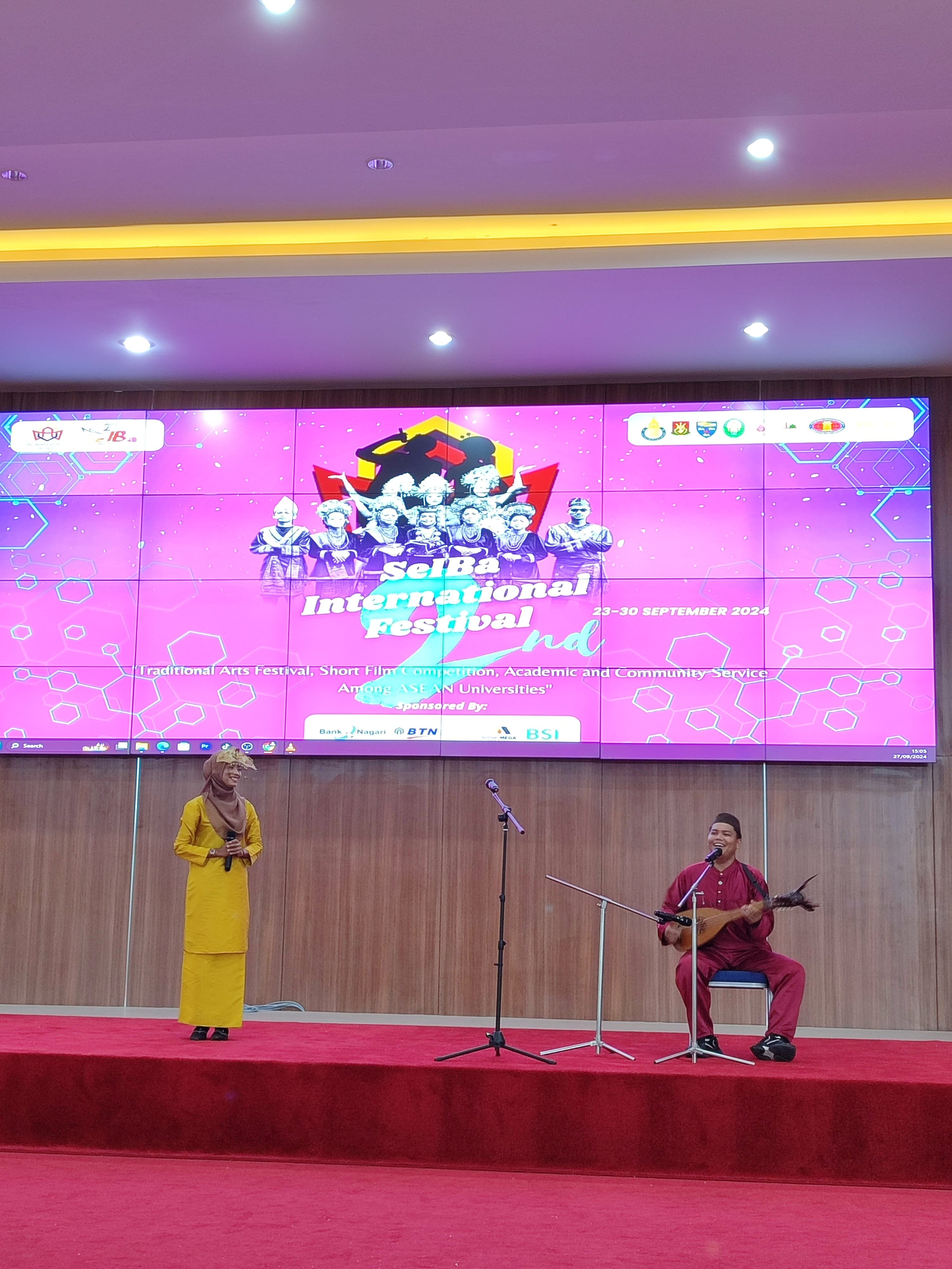 Sela Hartanti dan Ahmad Rikal Tharik Tampil Heboh di SEIBA International Festival