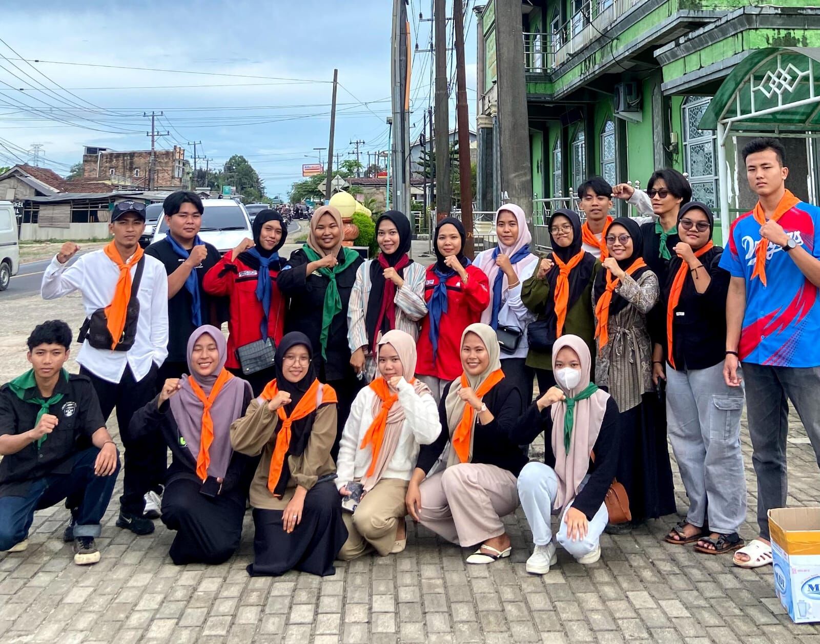 Semarak Ramadan, Mahasiswa Pencinta Alam dan Siswa Pencinta Alam Bangka Belitung Bagikan Takjil Gratis