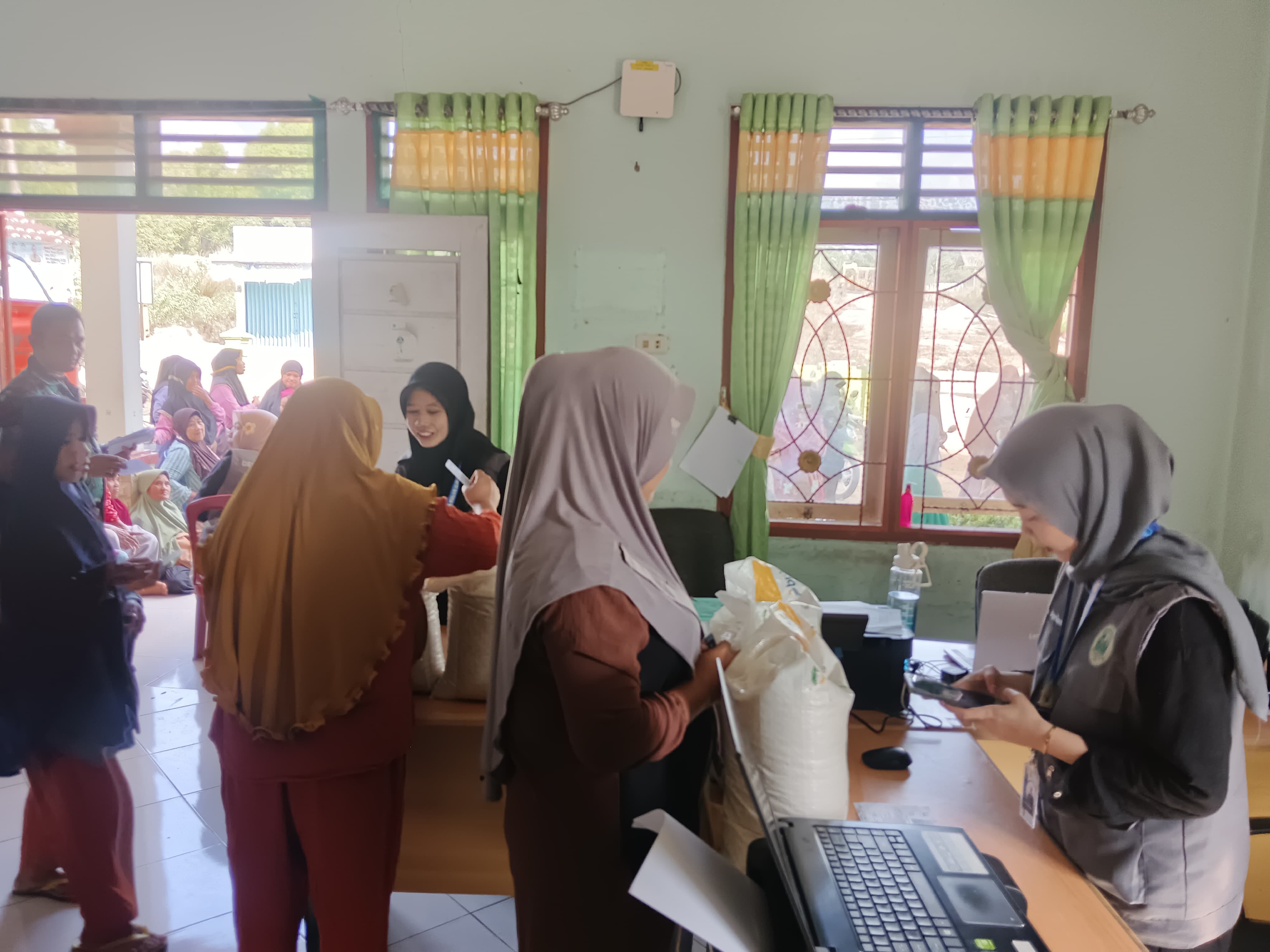 Sinergi Positif: Mahasiswa KKN IAIN SAS Babel Berkontribusi dalam Pembagian Bantuan Pangan