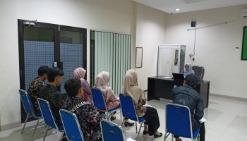 8 Mahasiswa PKL FSEI IAIN SAS Babel Diskusi Bersama Hakim PA Mentok Kelas II
