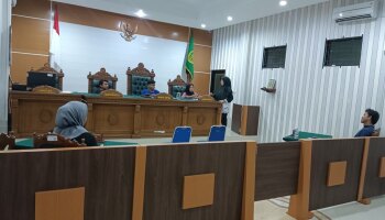 Delapan Mahasiswa PKL Prodi HKI FSEI IAIN SAS Babel Belajar Manajemen Persidangan Bersama Wakil Ketua PA Mentok