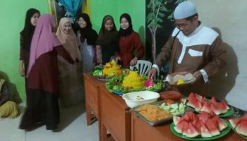 Acara Potong Nasi Tumpeng Mewarnai Perayaan  Maulid Nabi Muhammad SAW di Desa Sarangmandi