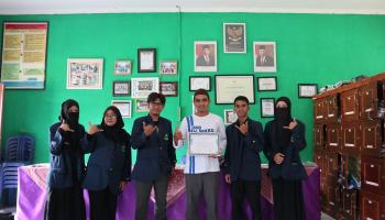 Ajari Siswa Tentang Desain Grafis, Mahasiswa Prodi KPI IAIN SAS Babel Kunjungi Madrasah An-Najah Payabenua