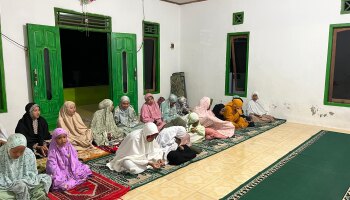 Aktif di Kegiatan Masyarakat, Mahasiswa KKN Kelompok 14 IAIN SAS Babel Adakan  Pengajian di Desa Kayu Besi