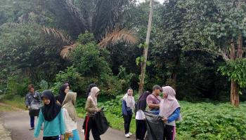 Mahasiswa KKN Moderasi Beragama Melakukan Kerja Bakti Sosial Bersama