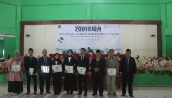 Dekan FSEI Beri Penghargaan kepada Pembimbing Skripsi Lulusan Terbaik Tingkat Prodi pada Yudisium XIV 2025