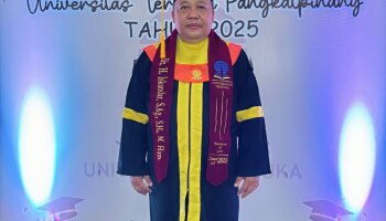 Dekan FSEI diwisuda Strata Satu Sarjana Hukum