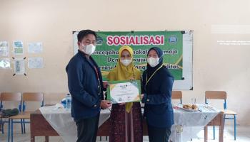 Di Sambut Antusias, Mahasiswa KKN Desa Bukit Kijang Lakukan Sosialisasi Mengenai Kenakalan Remaja di SMP N 2 Namang