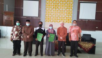 Rektor Tandatangani SK Dosen Tetap Bukan PNS