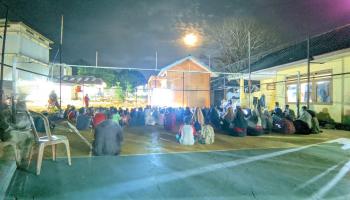 Kenalkan Sejarah, Mahasiswa KKN IAIN SAS Babel Ajak Warga Nonton Bareng Film G30S PKI