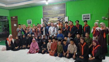 Kopassas Berbagi Kebahagiaan Bersama Anak Yatim Piatu Panti Asuhan Baiturrahman An-Nur di Parit Lalang