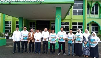 Hari Amal Bhakti Ke-79,  Rektor IAIN SAS Babel Berikan Penghargaan Kepada Pengelola Jurnal Terakreditasi