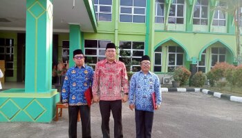 HUT RI Ke-80, 2 ASN IAIN SAS Babel Terima Tanda Kehormatan Satya Lencana dari Presiden RI