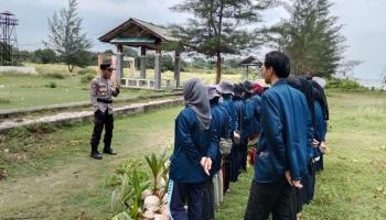 Peduli Lingkungan, Polsek dan Mahasiswa IAIN SAS Babel Tanam 200 Pohon Kelapa