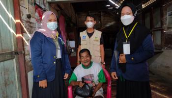 Peduli Covid-19, Mahasiswa KKN IAIN SAS Bangka Belitung Gelar Bansos di dusun I Desa Sarangmandi