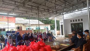 Peduli Sesama, Mahasiswa KKN  Berbagi 17 Paket Sembako untuk Masyarakat Desa Kerakas