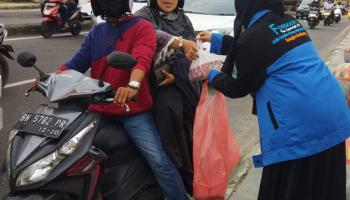 Berkah Ramadhan, Formasi KIP-K IAIN SAS Babel Berbagi Takjil ke Pengguna Jalan
