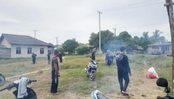 Peduli Lingkungan Mahasiswa KKN IAIN SAS Babel Kelompok  12 Lakukan Kerja Bakti