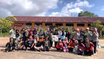 Mahaiswa KKN Kelompok 18 IAIN SAS Babel Mengadakan Senam Berhadiah Bersama Warga Desa Lalang Jaya