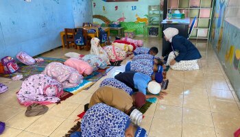 Mahasiswa KKN Bangka Tengah Kenalkan Pembelajaran Dini dan Sholat Dhuha di TK/PAUD Mawar Desa Penyak