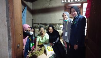 Mahasiswa KKN SAS Bangka Belitung Salurkan Sembako Untuk Masyarakat Kurang Mampu