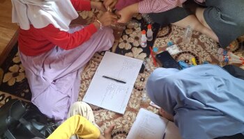 Mahasiswa KKN IAIN SAS Babel Ajarkan Bahasa Asing dan Eksperimen Sains kepada Anak-anak di Kelurahan Sungaiselan