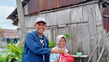 Mahasiswa KKN IAIN SAS Babel  Bantu Penyaluran Sembako di Desa Tanjung Labu