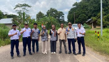 Mahasiswa KKN IAIN SAS Babel Bersama Dishub Belitung Timur dan Pemdes Aik Madu Tinjau Lokasi Pemasangan Rambu-Rambu Keamanan