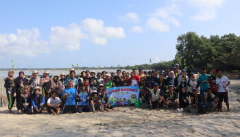 Mahasiswa KKN IAIN SAS Babel dan KKN - PPM UGM Bangka Bandhawa Hijaukan Pesisir : Aksi Tanam Mangrove dan Bersih Pantai