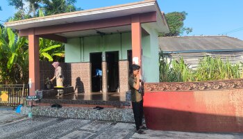 Mahasiswa KKN IAIN SAS Babel Desa Lubuk Lingkuk Lakukan Bersih-Bersih Mushola