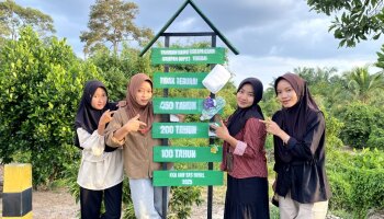 Mahasiswa KKN IAIN SAS Babel di Desa Lubuk Lingkuk Pasang Plang Edukasi di Titik Strategis Desa