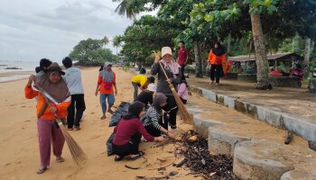 Mahasiswa KKN IAIN SAS Babel Gelar Aksi Bersih Pantai Pasir Kuning Bersama Warga
