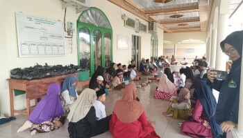 Mahasiswa KKN IAIN SAS Babel Ikut Serta dalam Kegiatan Khitanan Massal di Desa Sinar Manik