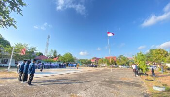 Mahasiswa KKN IAIN SAS Babel Ikut Serta Upacara Bendera di SMKS Handayani Manggar
