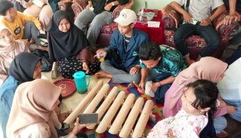 Mahasiswa KKN IAIN SAS Babel Kunjungi Rumah Maestro alat Musik Gambangan