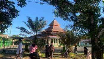 Mahasiswa KKN IAIN SAS Babel Menggelar Jumat Bersih di Masjid Al Makmur Desa lenggang