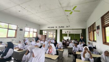 Mahasiswa KKN IAIN SAS Babel Sosialisasi Anti Bullying di SMPN 2 Lubuk Besar
