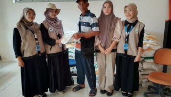 Mahasiswa KKN IAIN SAS Babel Turut Berkontribusi dalam Pembagian Bansos Beras Bulog di Desa Ketap