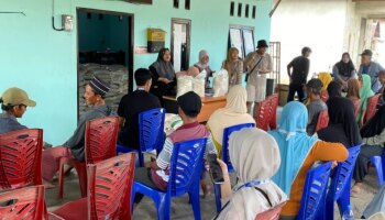 Mahasiswa KKN IAIN SAS Babel Turut Sukseskan Pembagian Bantuan Pangan di Desa Batu Beriga