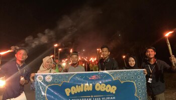 Mahasiswa KKN IAIN SAS Bersama Masyarakat Gelar Pawai Obor Sambut Tahun Baru Islam 1446H Di Desa Bentaian Jaya