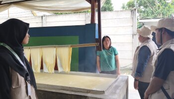 Mahasiswa KKN IAIN SAS Kunjungi Pabrik Tahu dan Tauco di Dusun Kebintik Permai RT 3, Desa Kebintik