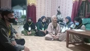 Mahasiswa KKN IAIN SAS Babel Kelompok 28 Silahturahmi ke Warga dan Tokoh Agama di Desa Sarangmandi