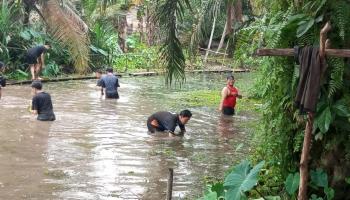 Tim KKN-MB IAIN SAS Babel dan Pemdes Bersih-bersih Tempat Pemandian Umum Desa Bedengung