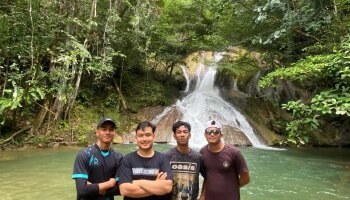 Mahasiswa KKN Melayu Serumpun Kelompok 11 Desa Sembuang Jelajahi Keindahan Air Terjun Jamur Kule Bersama Pemuda