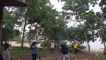 Mahasiswa KKN IAIN SAS Bangka Belitung Lakukan Gotong Royong Bersama Warga Pulau Nangka