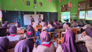 Mahasiswa PPL IAIN SAS Babel Bersama BNN Kabupaten Bangka Dampingi Pendidik Sebaya Anti Narkoba di SMP Negeri 1 Riau Silip