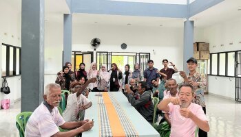 Mahasiswa PPL IAIN SAS Beri Bimbingan Keterampilan Membuat Tasbih Kepada Lansia