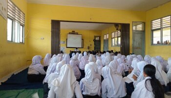 Kenalkan Sejarah, Mahasiswa PPLK Fakultas Tarbiyah IAIN SAS Babel adakan Nobar film G 30 S/PKI di SMPN 2 Pangkalan Baru